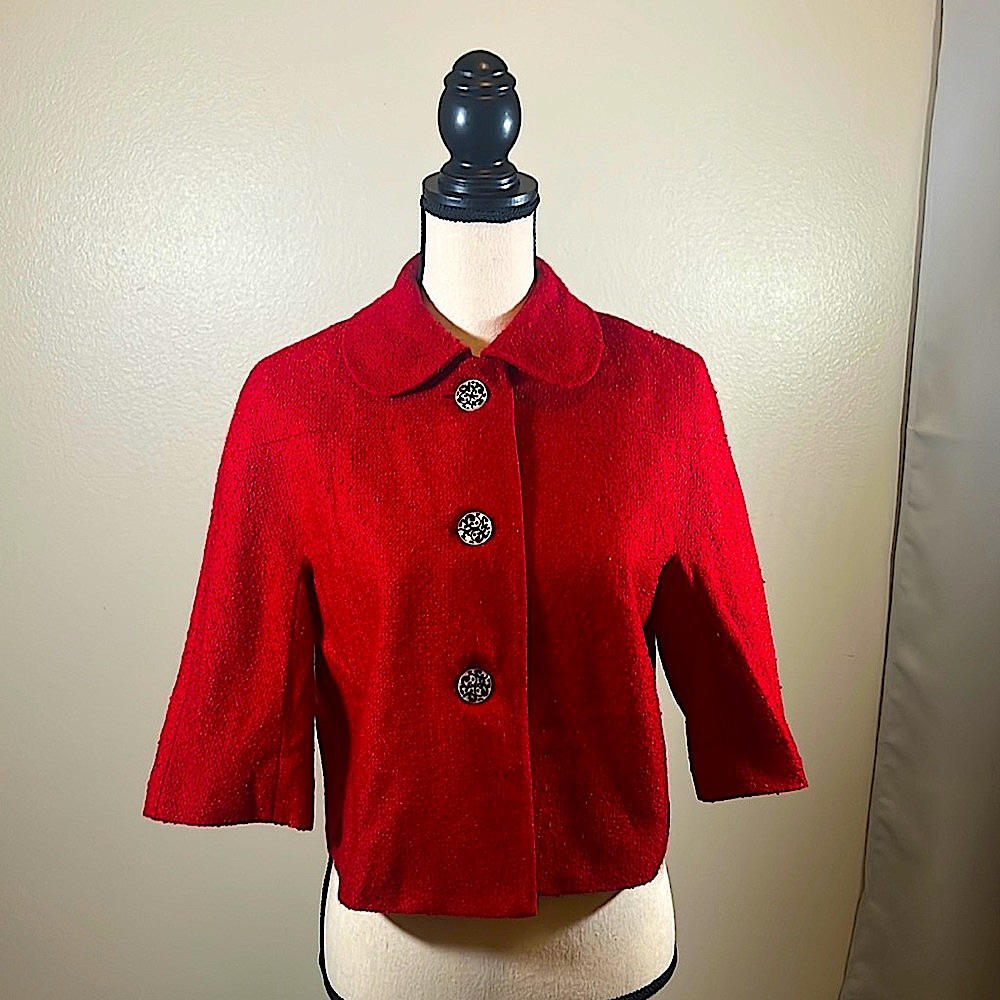 Isabel & Nina fun Blazer with 3 large detailed buttons on front.